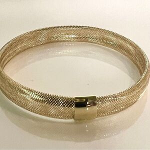 10K Woven Mesh Slip On Bracelet: An Elegant Accessory with Lifetime Guarantee